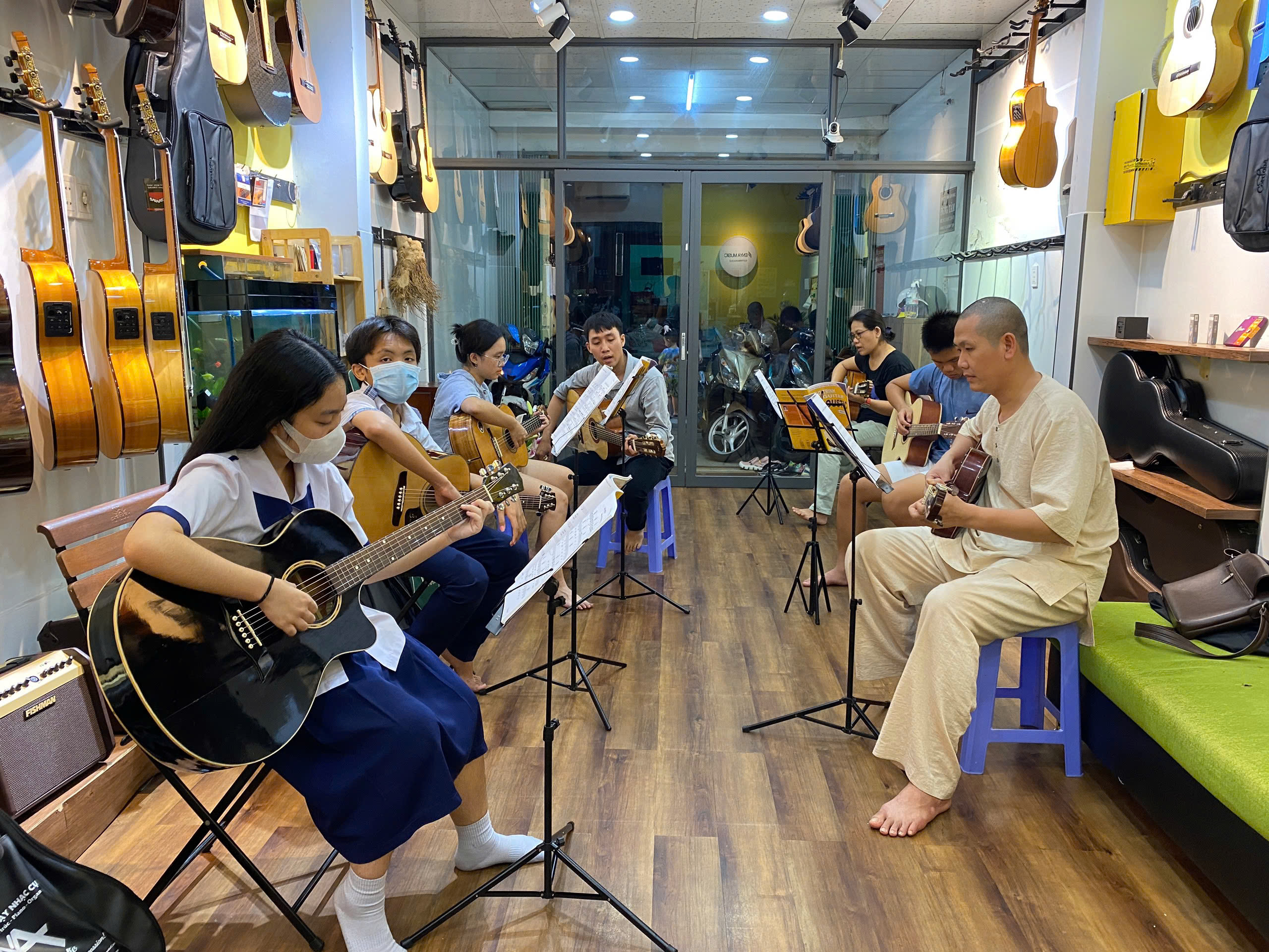 khoa-hoc-dem-guitar-co-ban-unica-2-